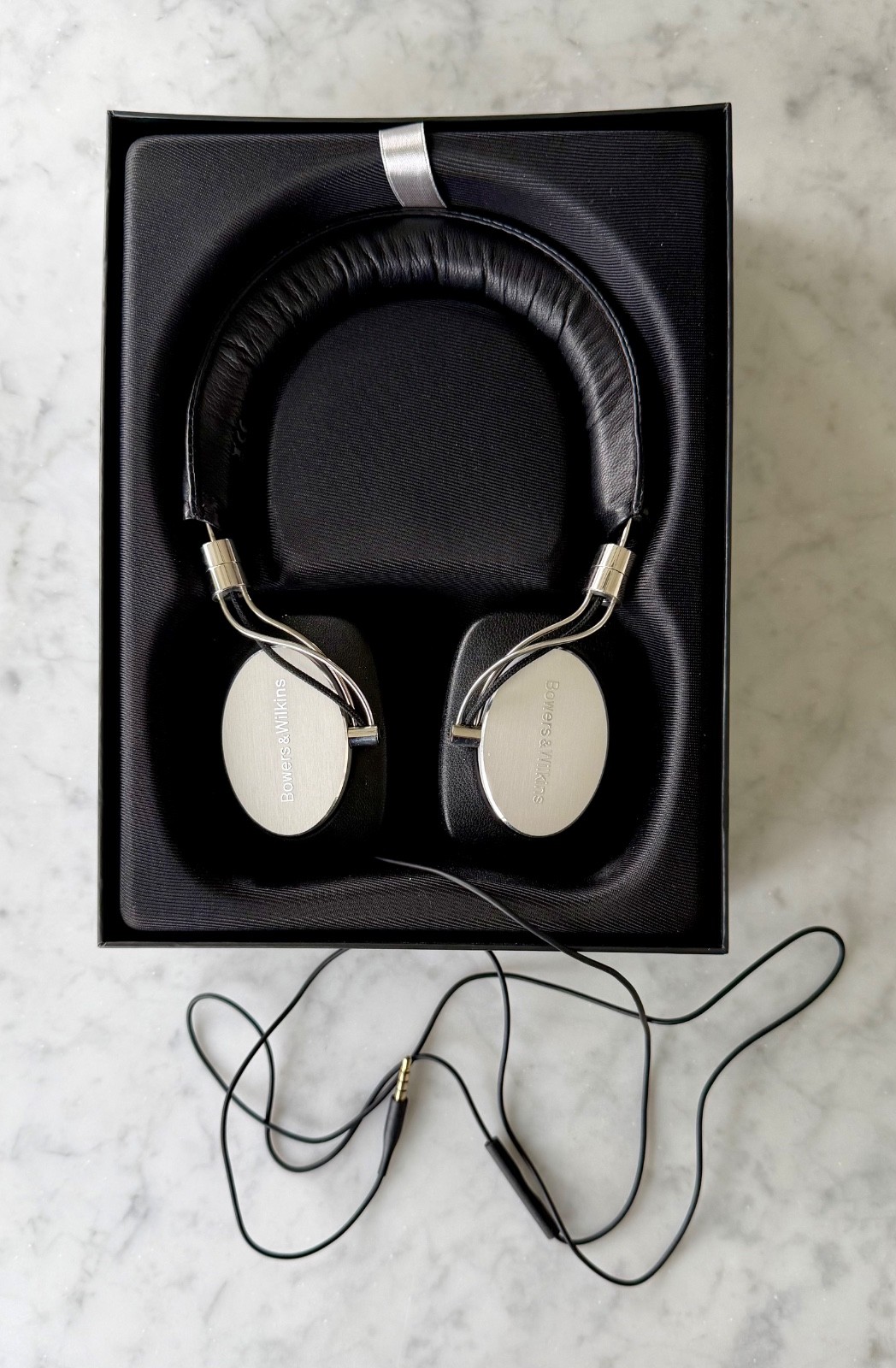 Bowers & Wilkins P5 Mobile Hi-Fi Headphones – w/case & cable, Black, MINT COND.