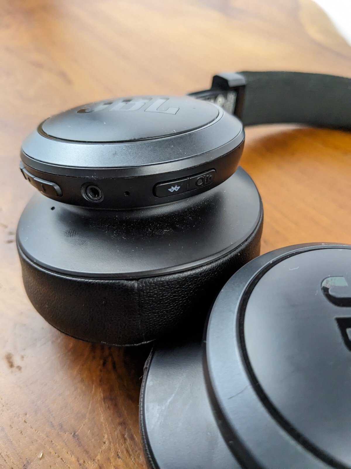 JBL Live 500 BT Around-Ear Wireless Headphone – Black