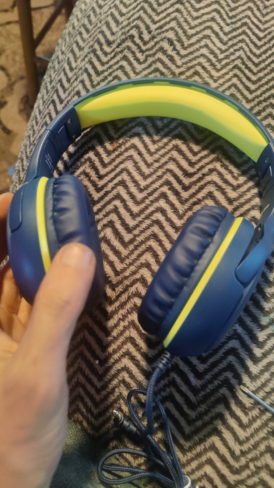 Headphones Adjustable Sound Choose Between 94db-84db Pause And Unpause Button