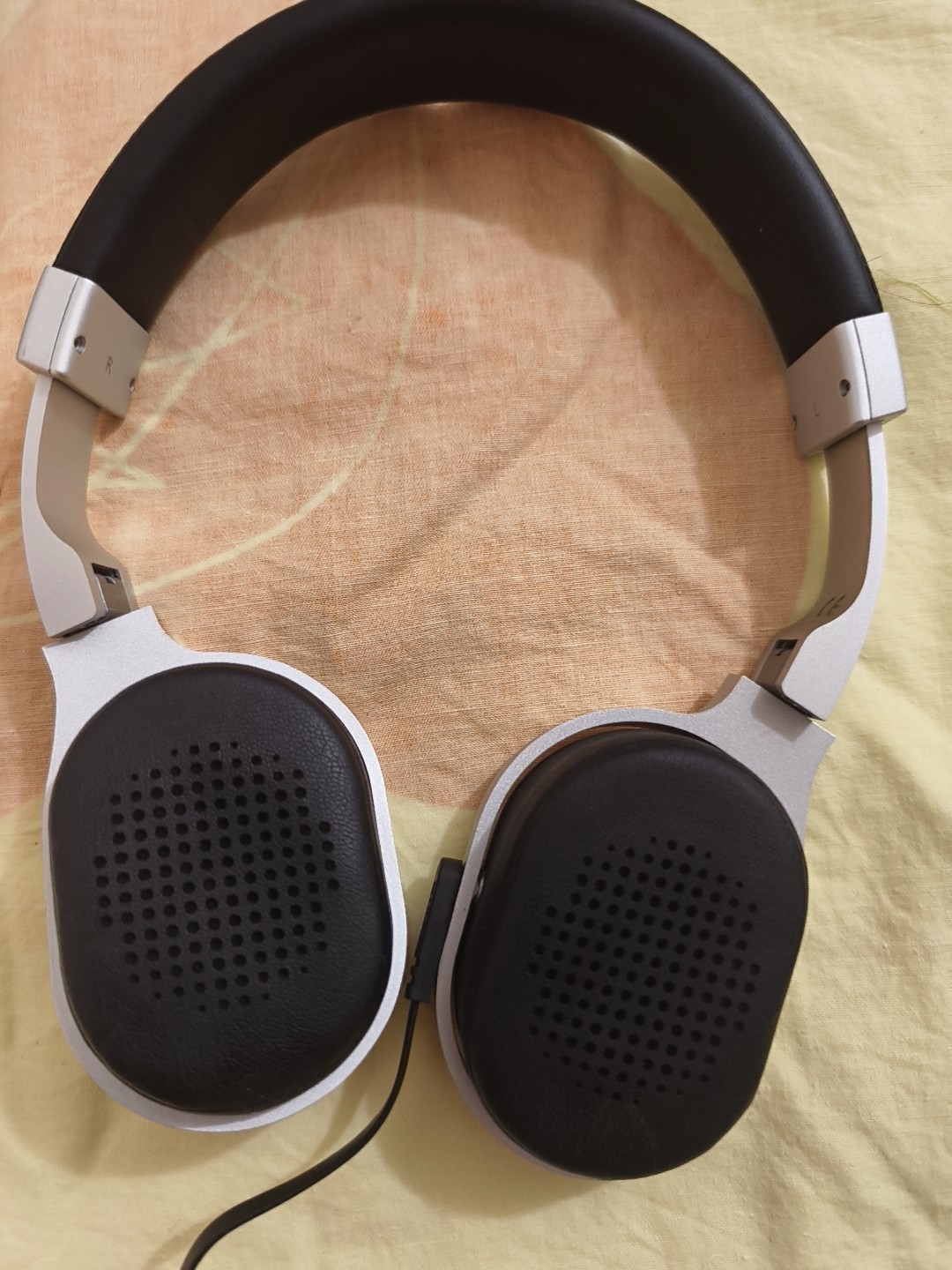 kef m500 on ear headphone excellent condition