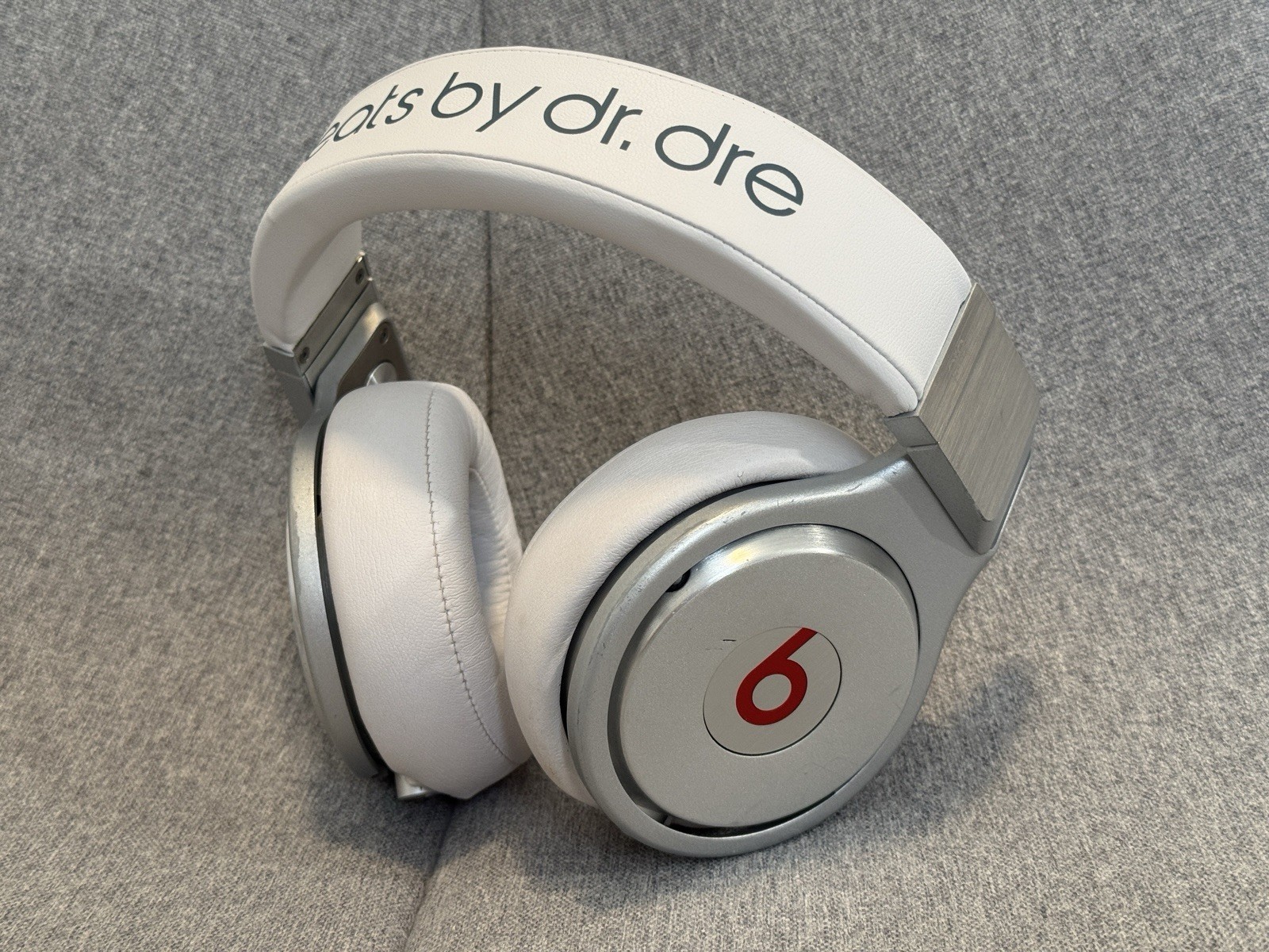 Beats by Dr. Dre Pro White/Silver Over the Ear Headphones Very Good Condition