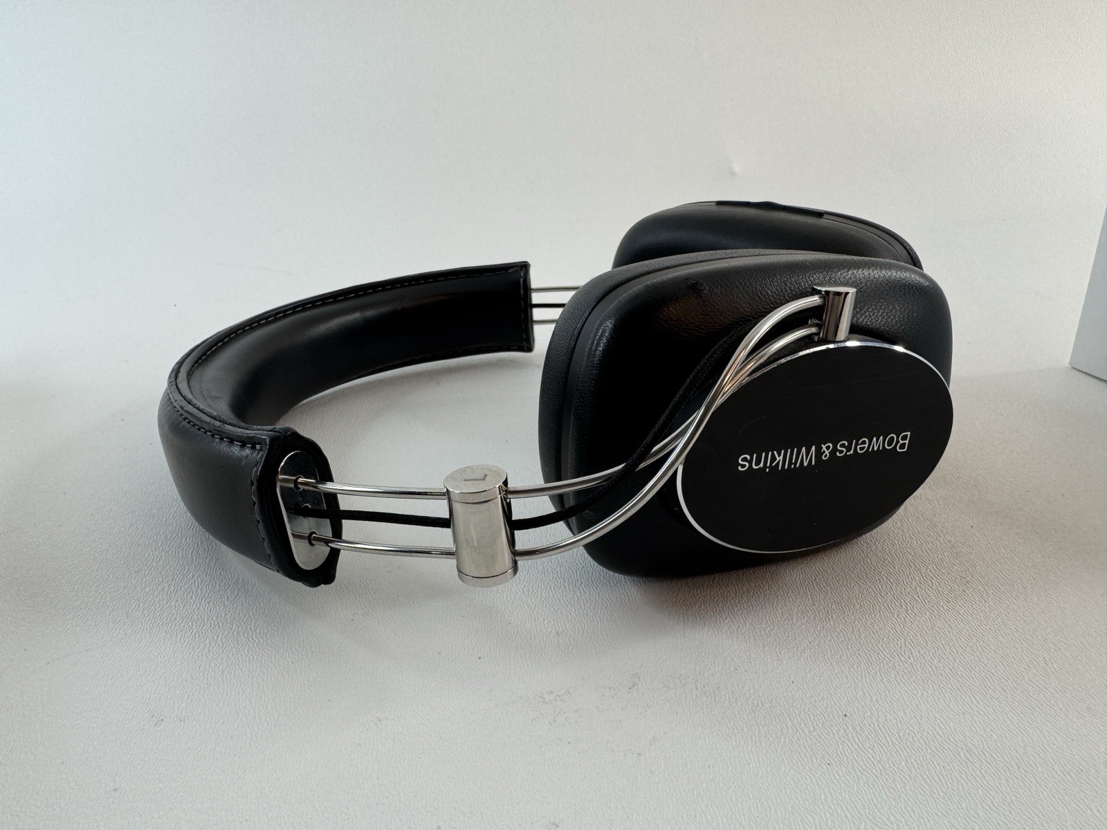 Bowers & Wilkins P7 Wireless Headphones – Excellent Condition w/ Carry Case