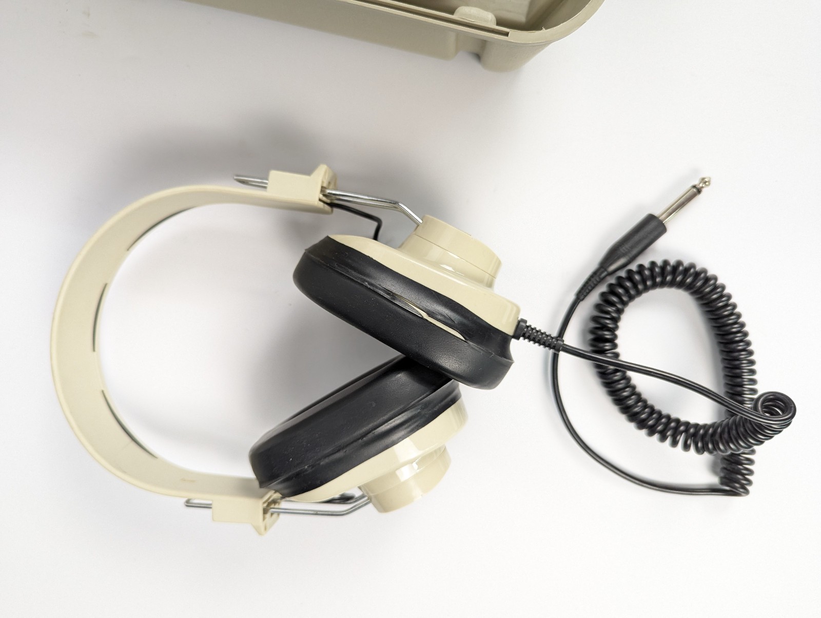 Califone 1218AV-PY Listening Center; 8 Pairs of Headphones Adjustable