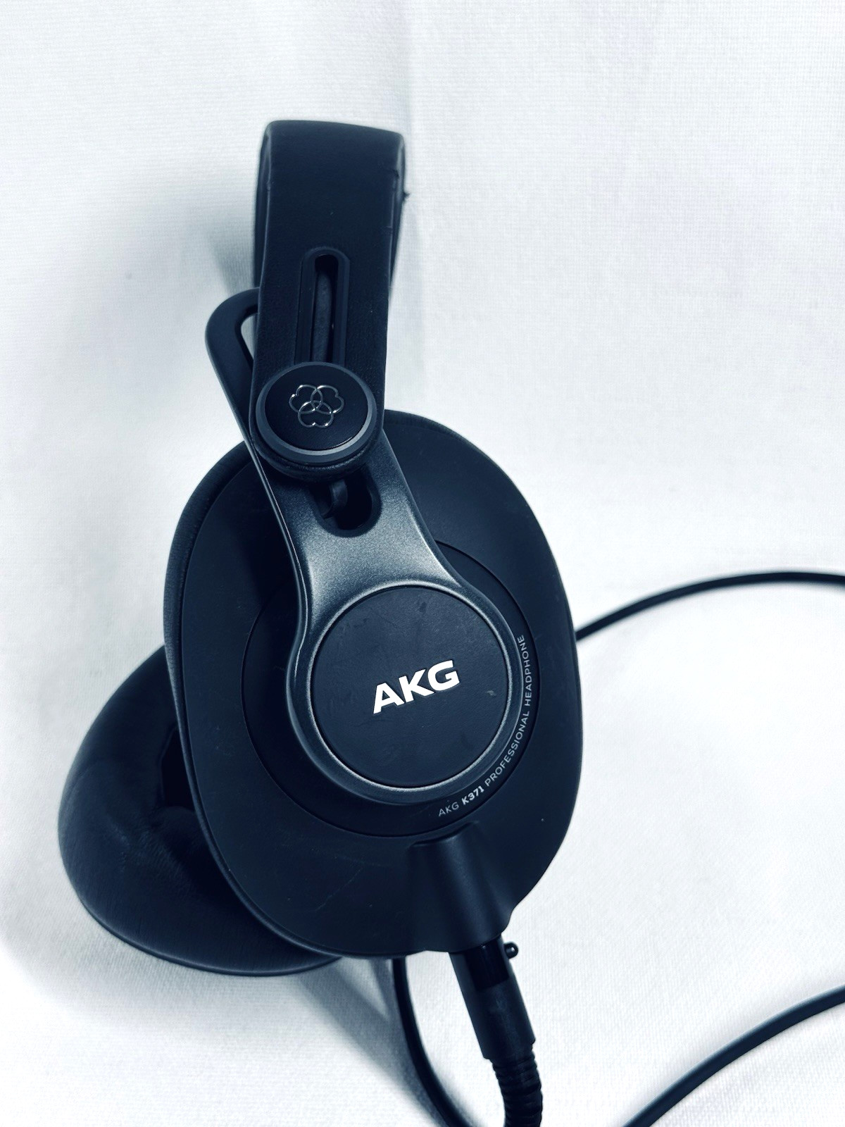 AKG K371 Closed-Back Studio Headphones Over the Ear Foldable 50mm Read
