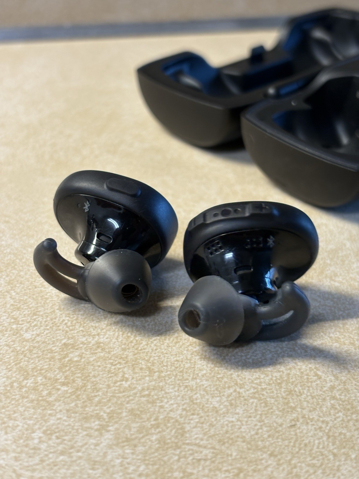 Bose 761529-0010 SoundSport Wireless in Ear Neckband Headphones For Parts As Is