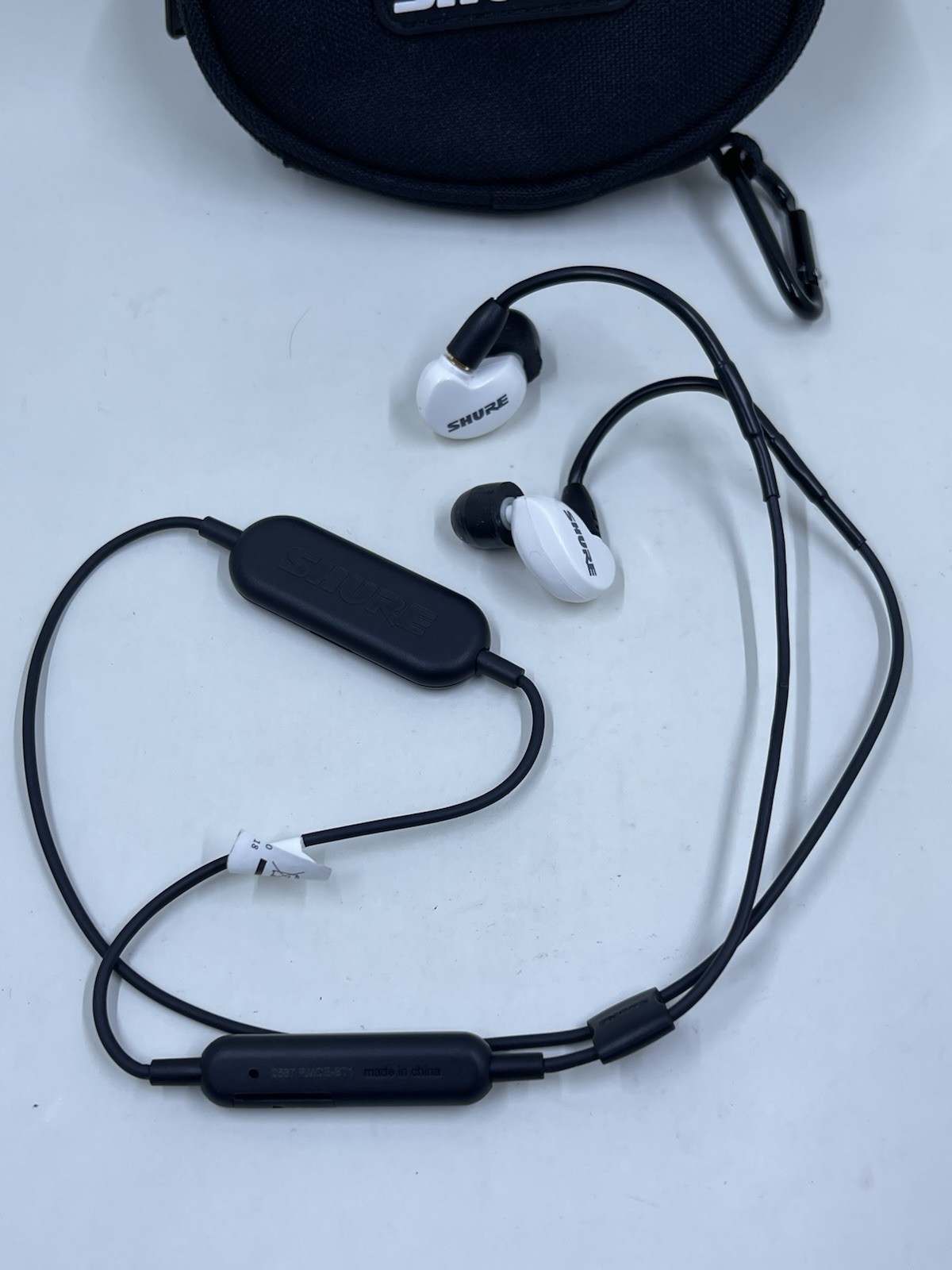 Shure SE215 In-Ear Professional Sound Isolating Headphones White w/ case