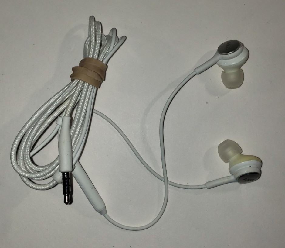 SAMSUNG AKG 3.5mm Jack In-Ear Headphones Earphones Earbuds w/ Microphone White
