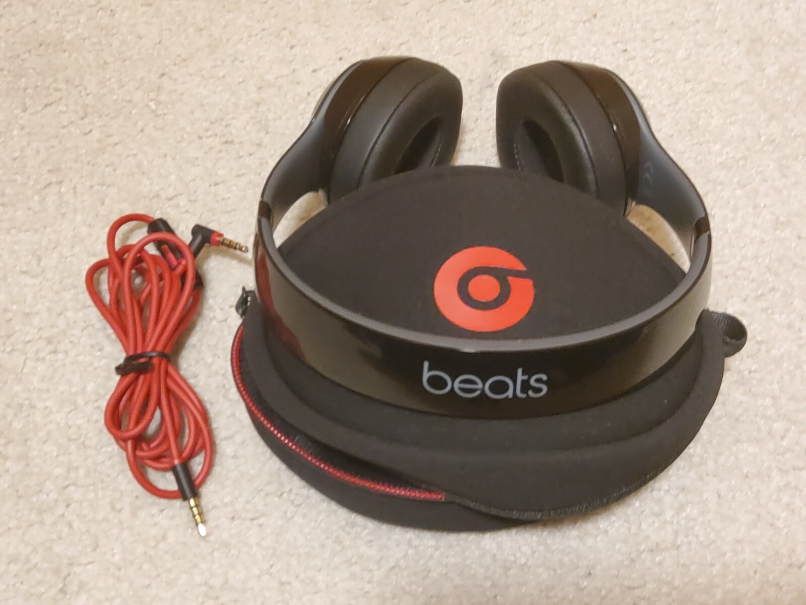 Beats Solo 2 Wired Headphones Black B0518 Rare Heineken version with Carry Case