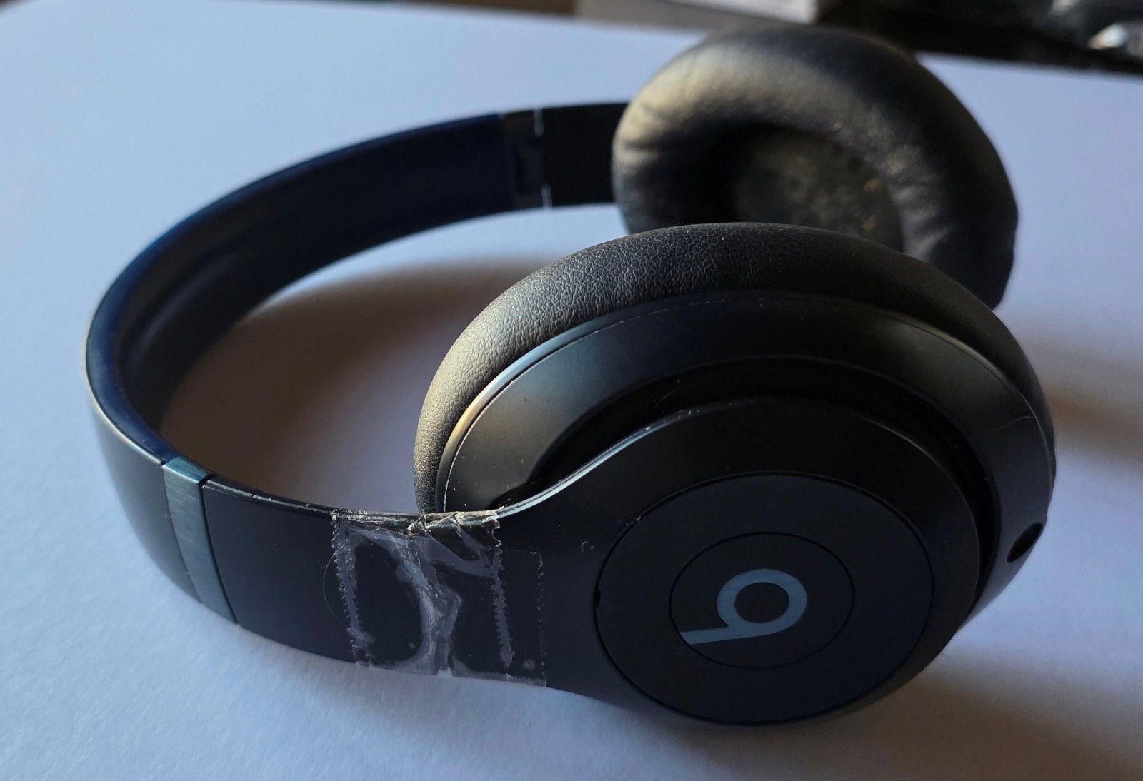 Navy Blue Beats Studio Pro Wireless Headphones MQTQ3LL/A – Works but Taped Band