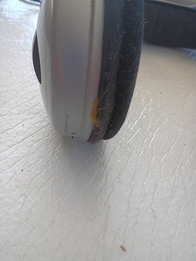 RadioShack 900MHz Rechargeable Analog Wireless Stereo Headphones 33-1197