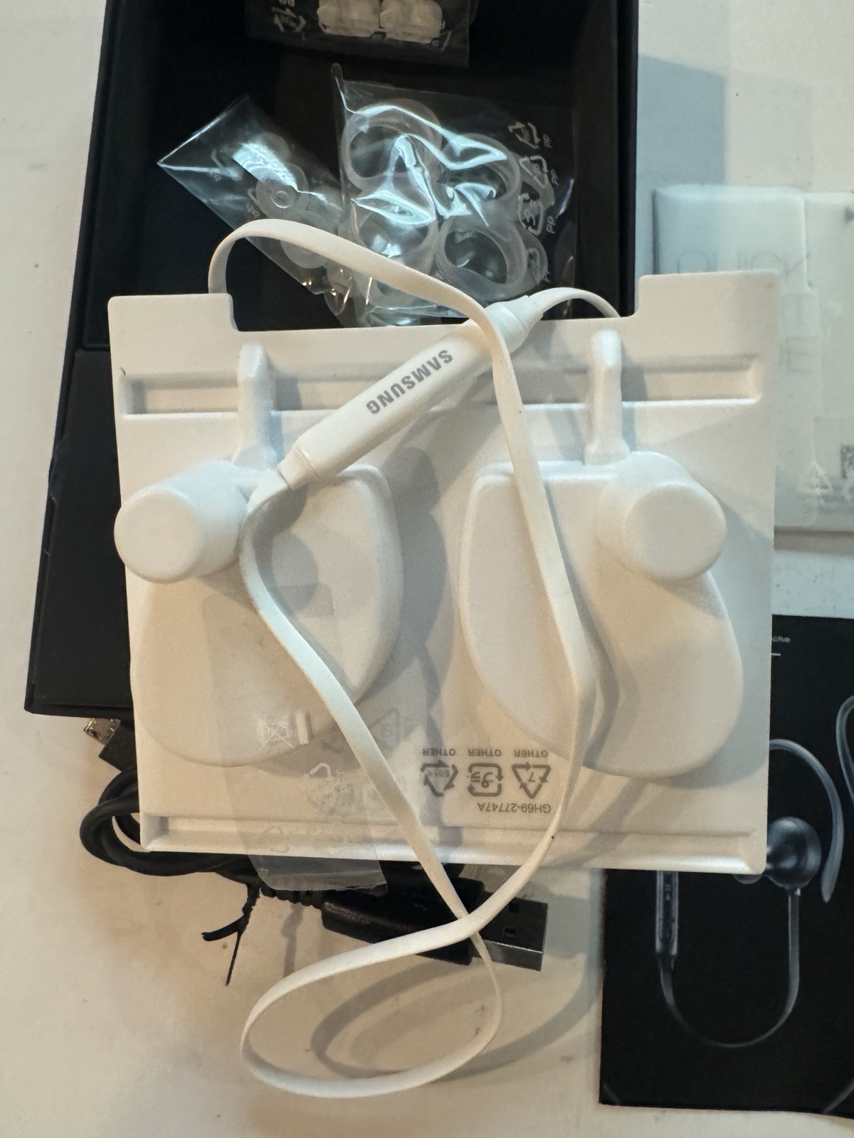 Samsung Level Active Wireless Bluetooth Fitness Earbuds White EO-BG930