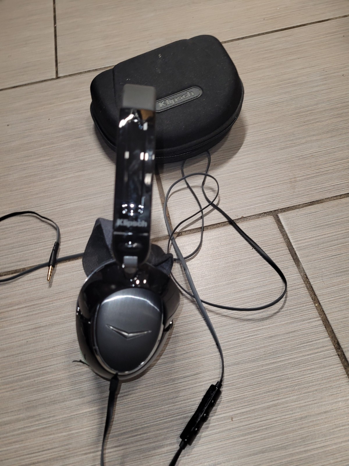 Klipsch Wired Headphones with Carry Case need a new ear pads only used as is