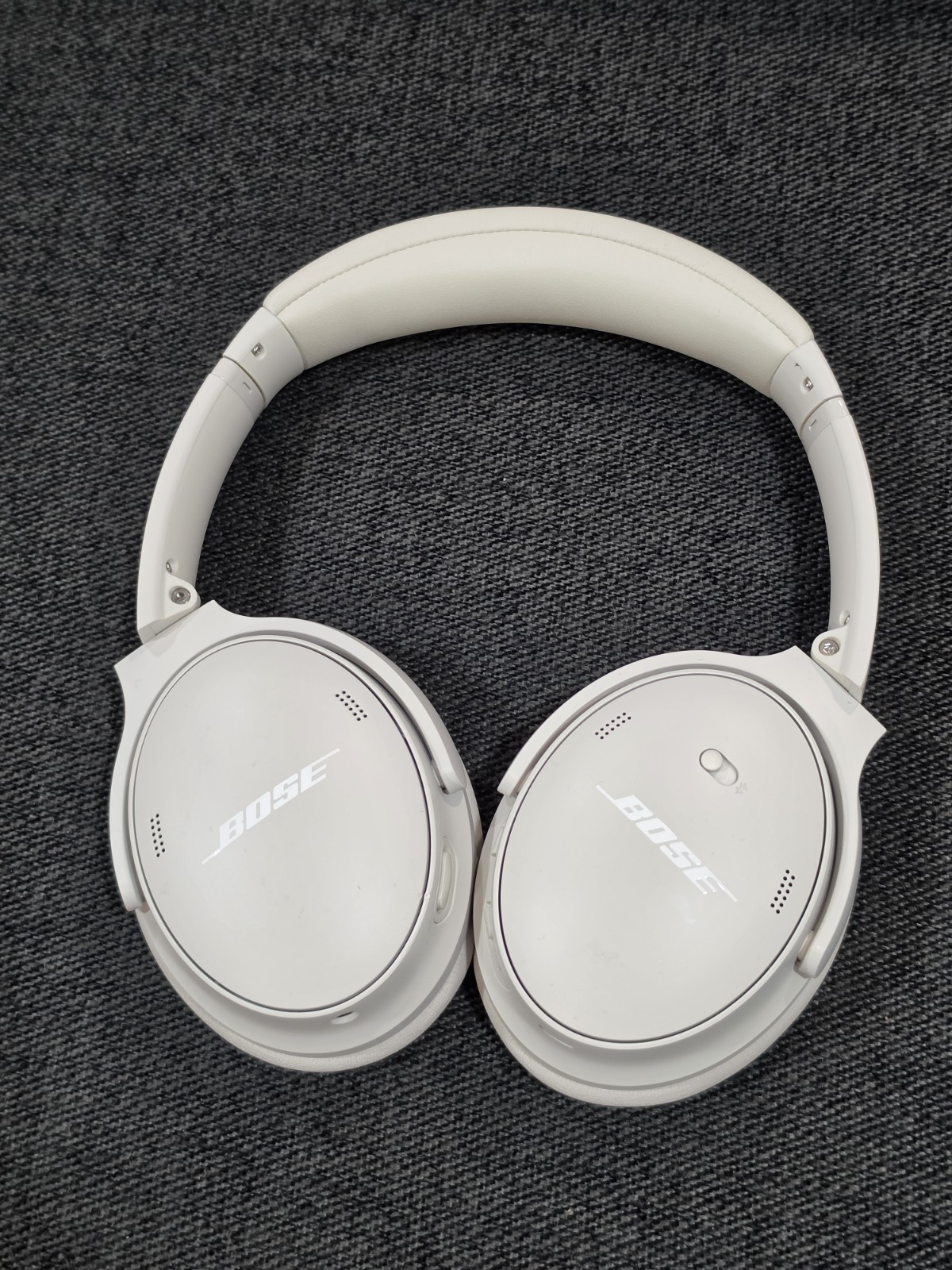 Bose QuietComfort Wireless Over-Ear Headphones – White Smoke