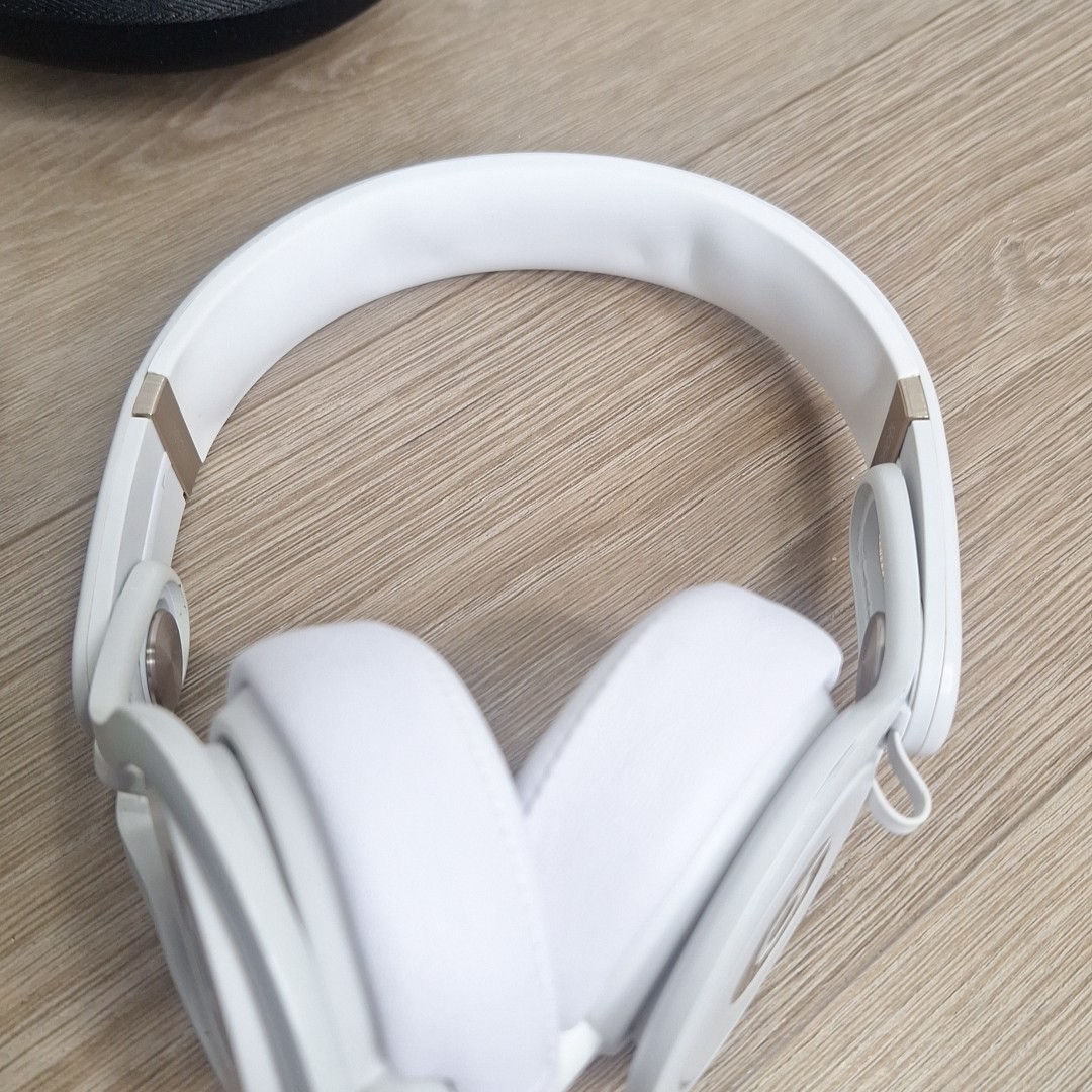 Beats Mixr Mixer Headphones White with audio cable and case