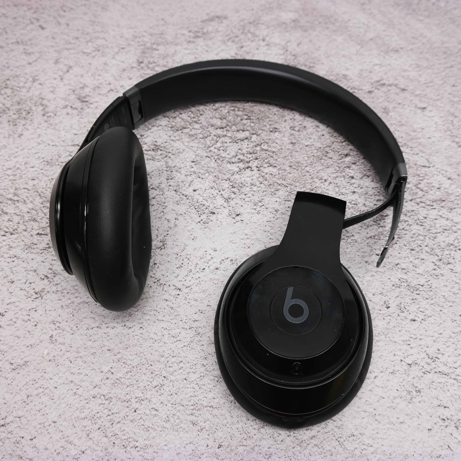Beats by Dr. Dre Studio Pro Black Over Ear Headphones MQTP3LL/A BROKEN