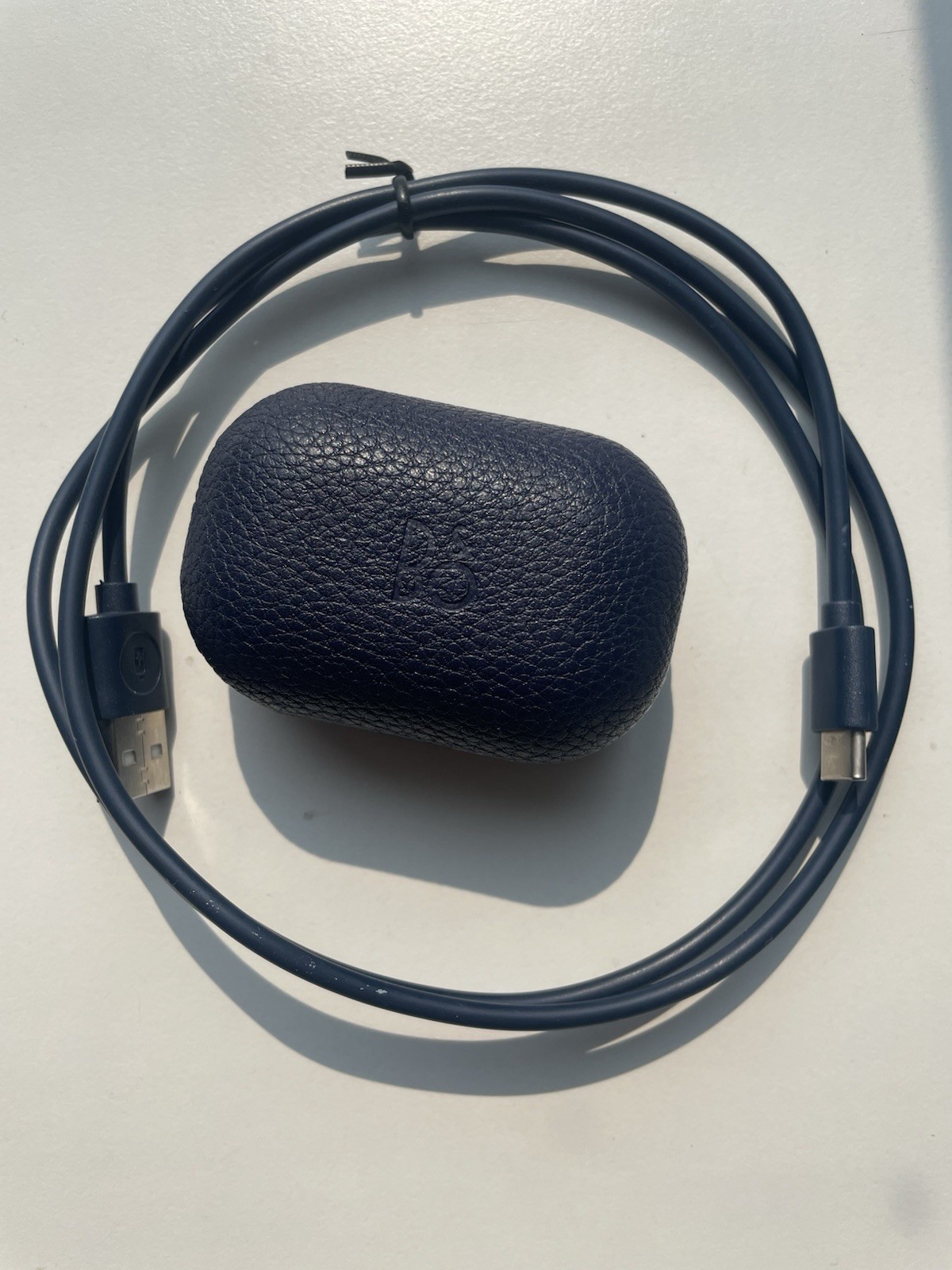 Bang & Olufsen Beoplay E8 2.0 True Wireless Earbuds – Navy Blue Leather Case
