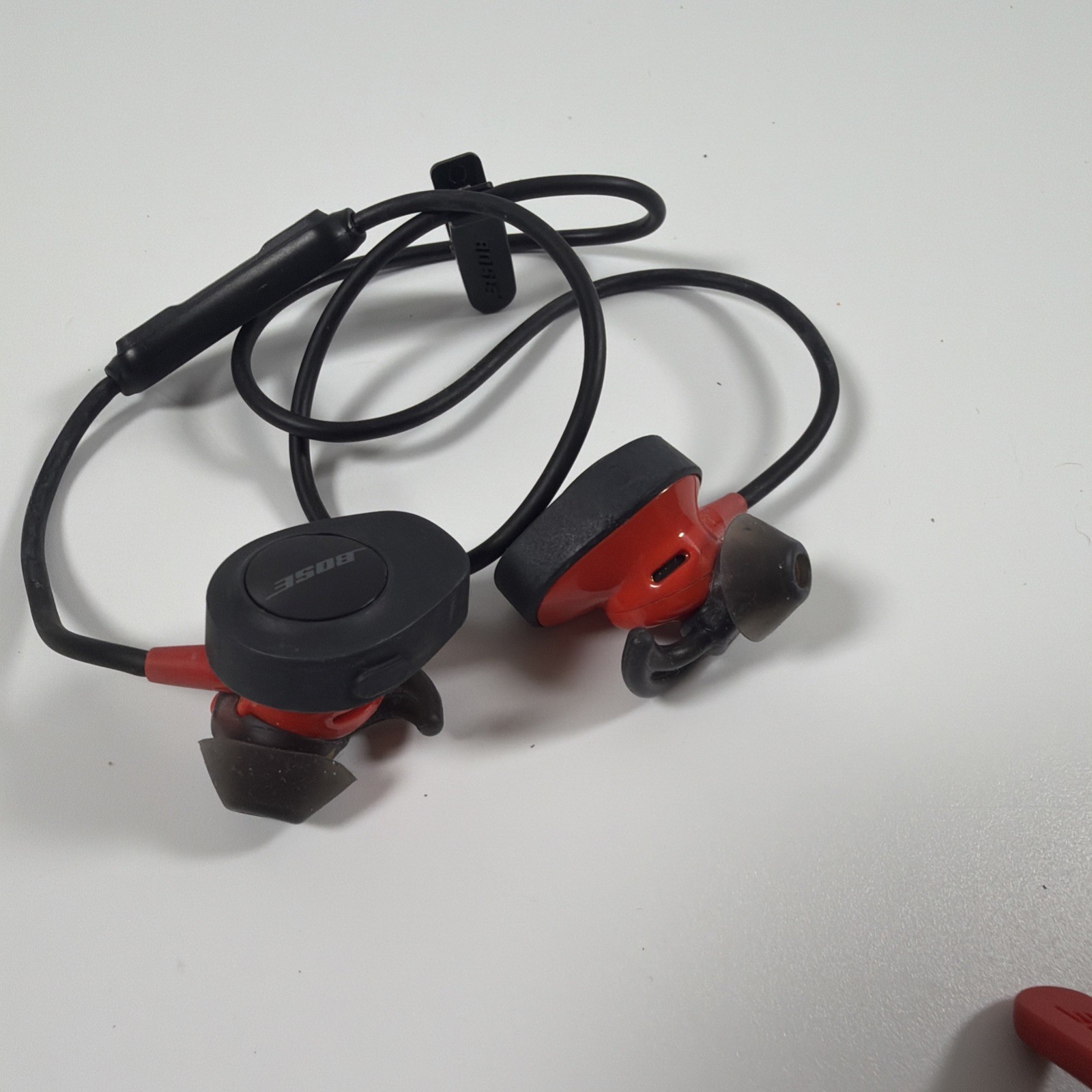 Bose SoundSport 007-AE0109 In-Ear Wireless Bluetooth Headphones Won’t Charge