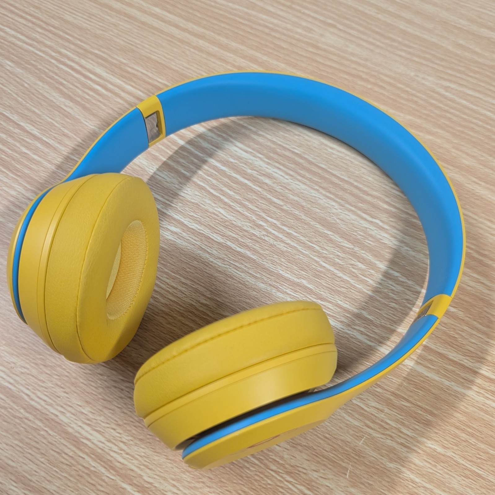 Beats Solo3 Wireless Bluetooth Ltd Edition Club Collection Headphone Yellow Blue