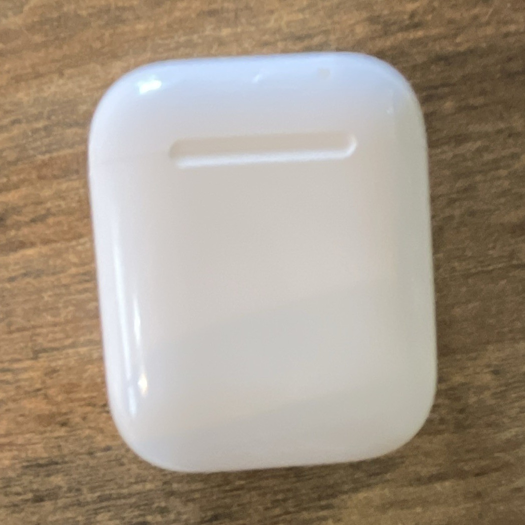 Apple AirPods White Wireless Bluetooth In-Ear Earbuds w/ Charging Case