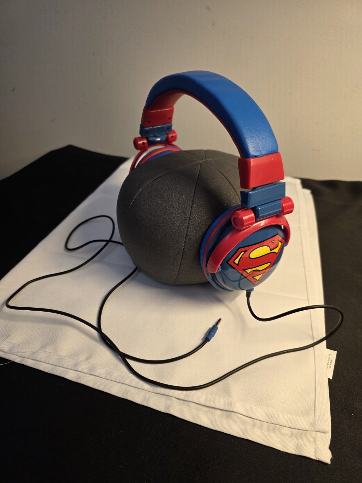 Kid Safe Headphones Superman DC Comics Logo Ages 3 – 9 Volume Limiting. 4ft cord