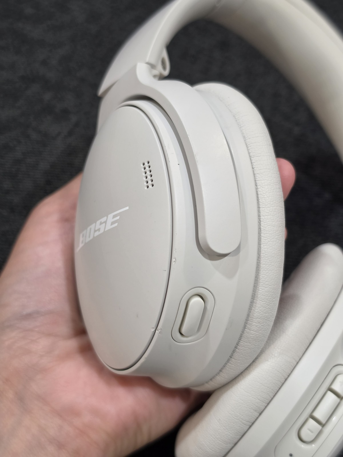 Bose QuietComfort Wireless Over-Ear Headphones – White Smoke