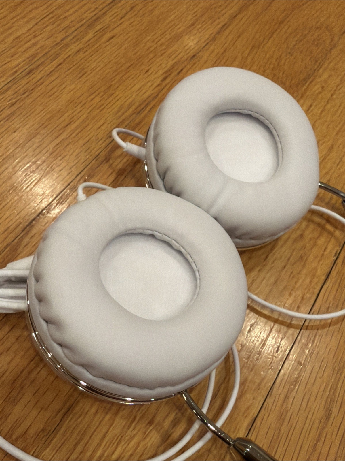 Swarovski Frends Taylor Silver and White Headphones-Never Worn
