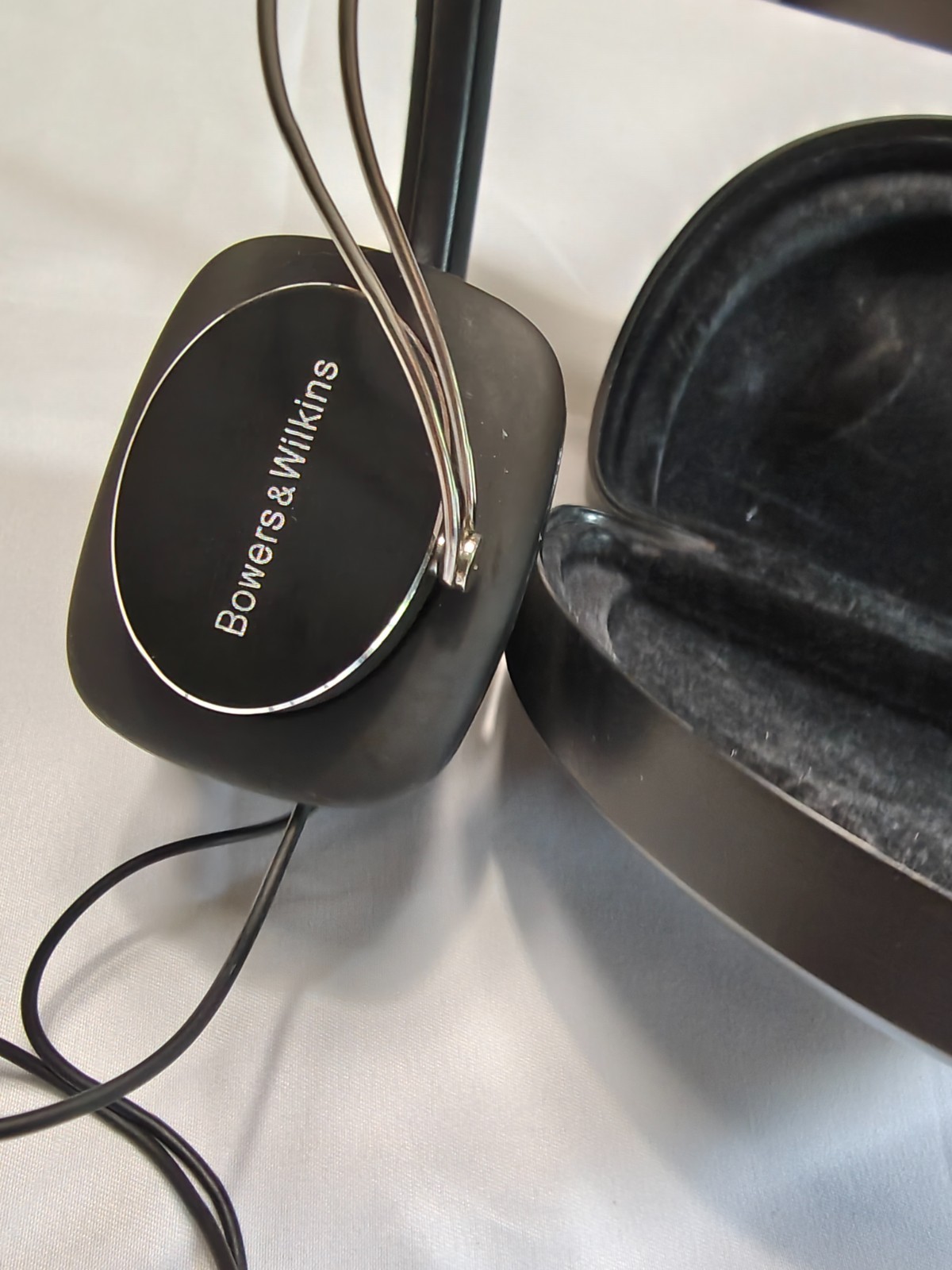 Bowers & Wilkins P3 Series 2 On-Ear Wired Headphones Black w/ Hard Case