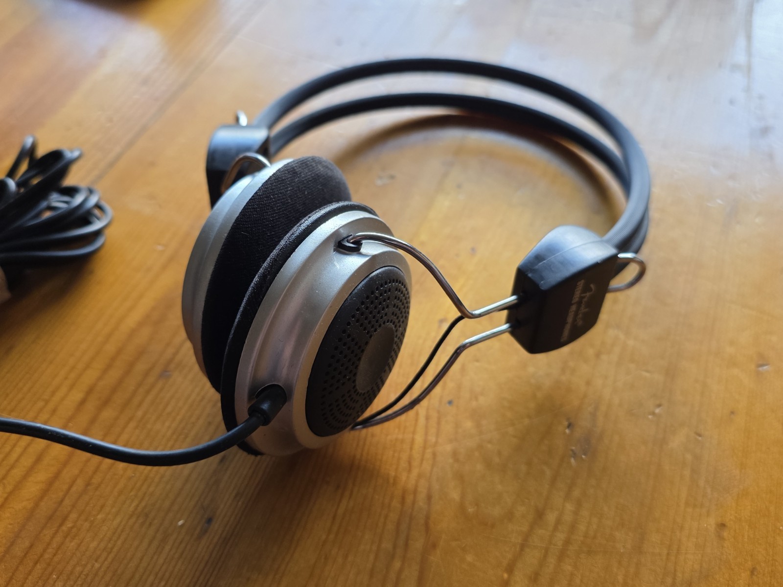 Fender Stereo Headphones with Volume Control with 1/8″ Jack **TESTED & WORKING**