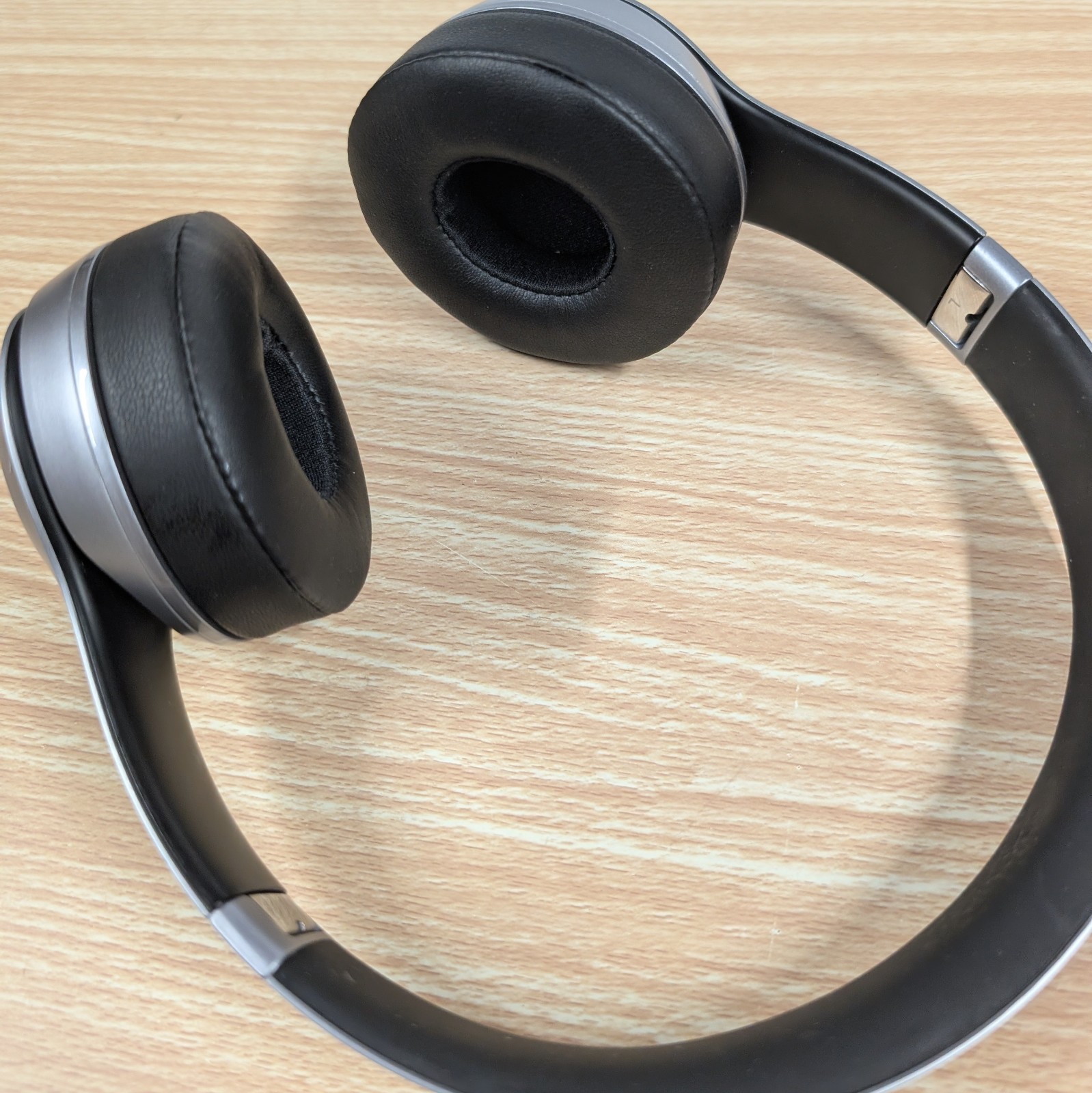 Beats by Dr. Dre Beats Solo2 Wireless On-Ear Headphones – Black Silver Case