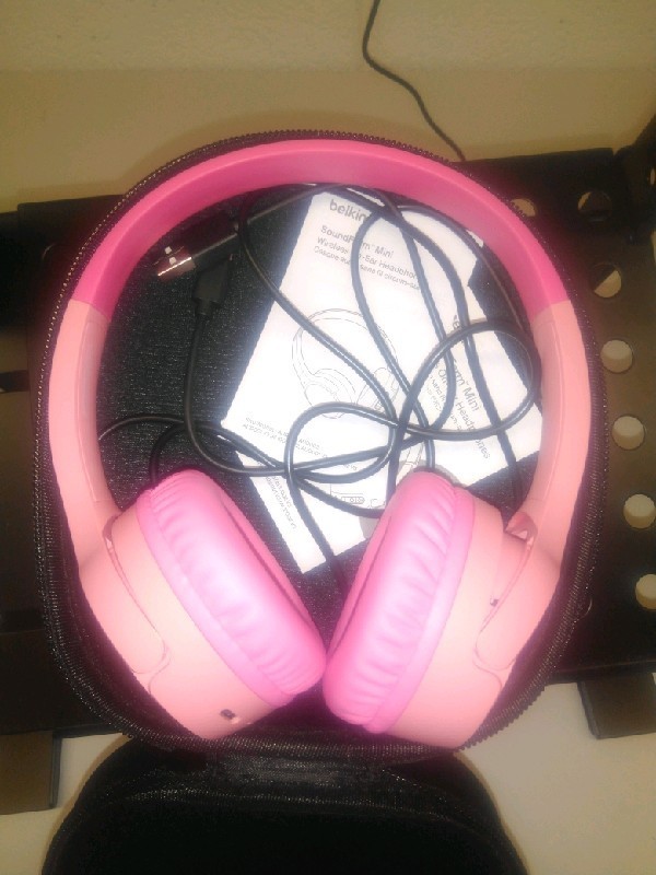 Belkin SoundForm Mini Kids On-Ear Wireless Headphones Pink Built-in Microphone