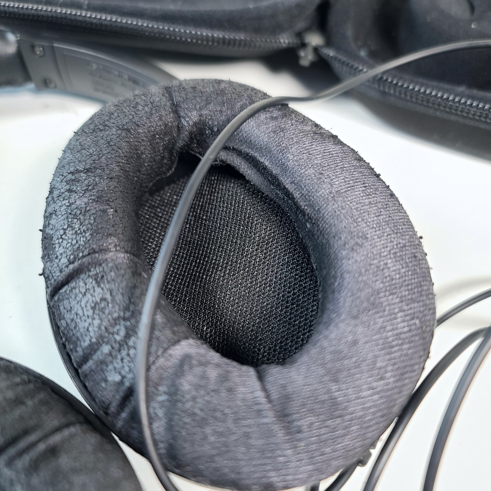 Bose QuietComfort 2 Acoustic Noise Cancelling Wired Headphone w/ Protective Case