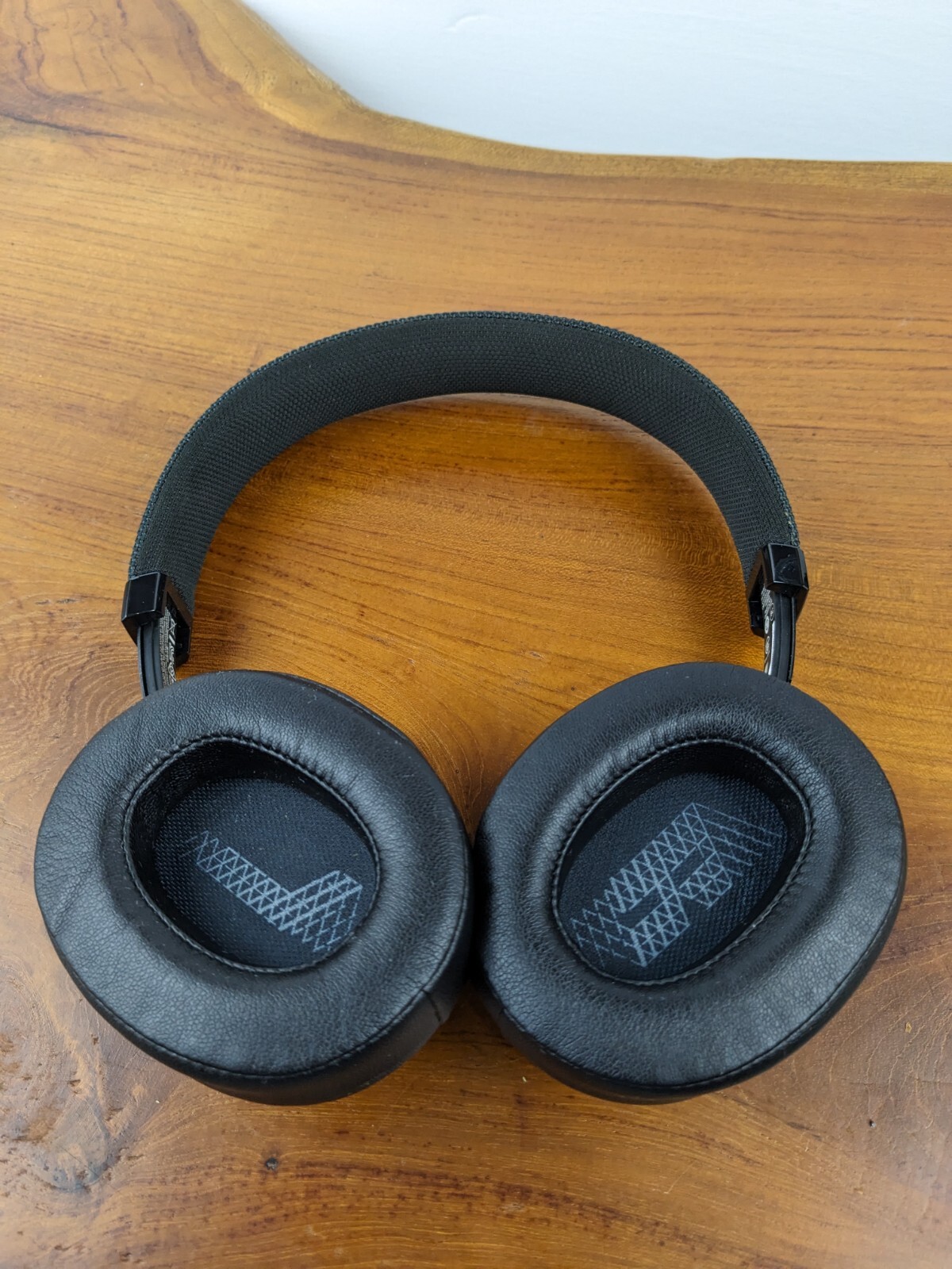 JBL Live 500 BT Around-Ear Wireless Headphone – Black