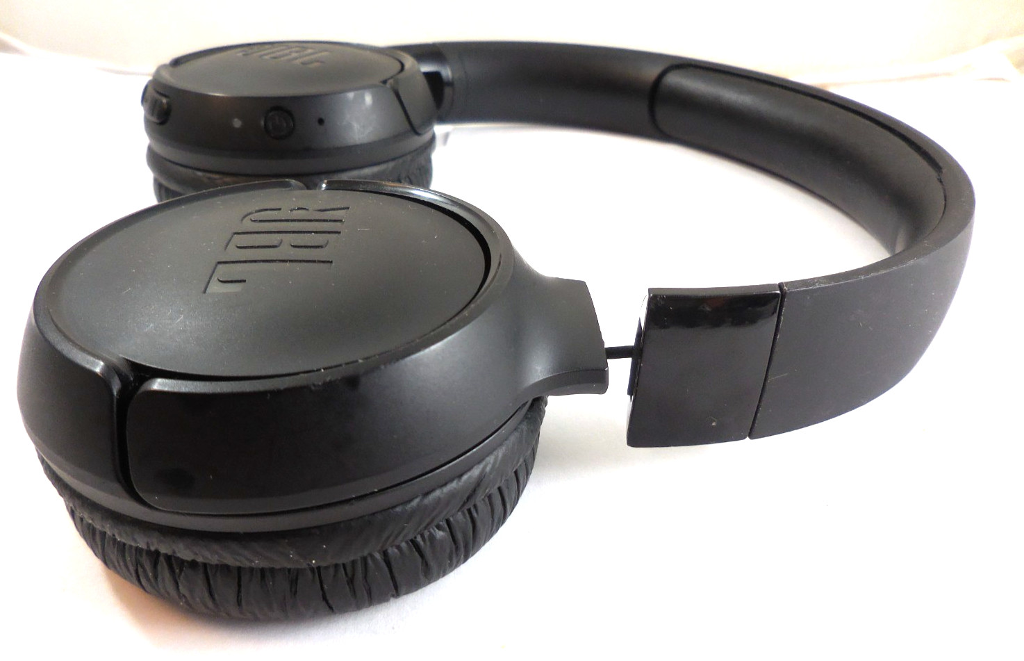 JBL Tune 520BT Bluetooth On-Ear Headset with Mic Extra Pure Bass-Hinge Broken