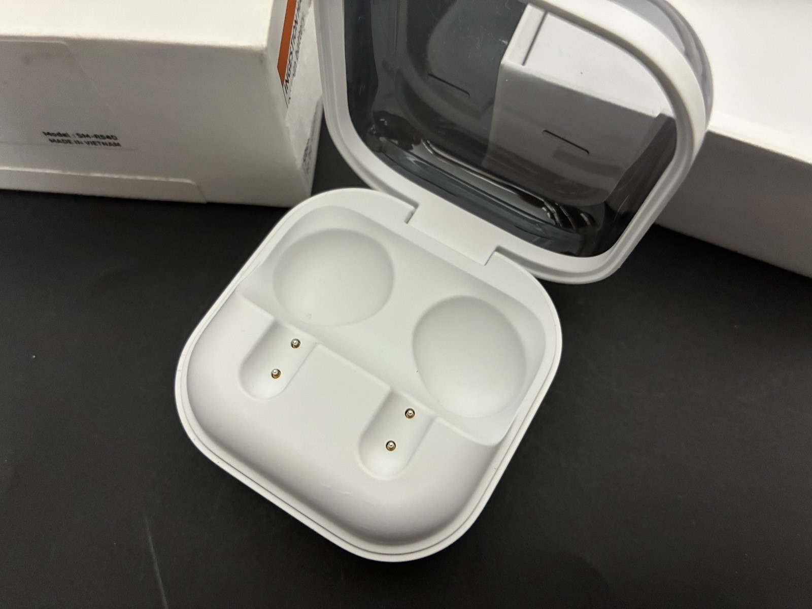 NEW Original Samsung Galaxy Buds4 SM-R540N Earbuds Charging Case White (NO BUD)
