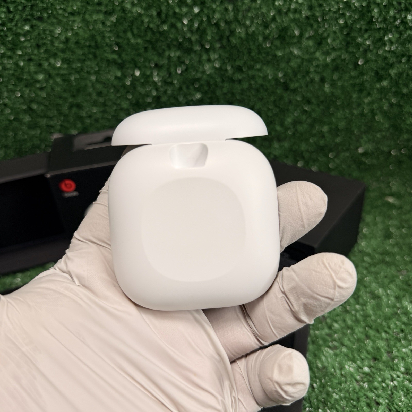 Beats Fit Pro True Wireless Earbuds White/Red A2577, Working, MISSING WINGTIPS.