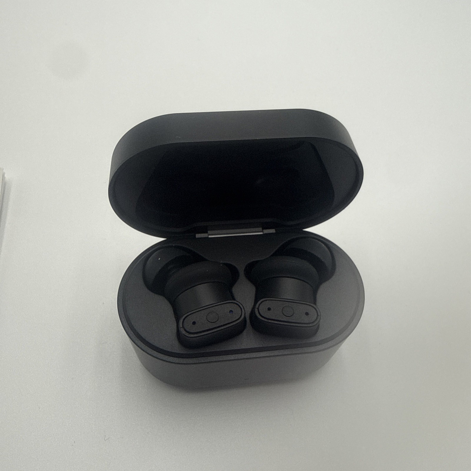 STATUS BETWEEN PRO Black- wireless earbuds (2) and charging case & manual