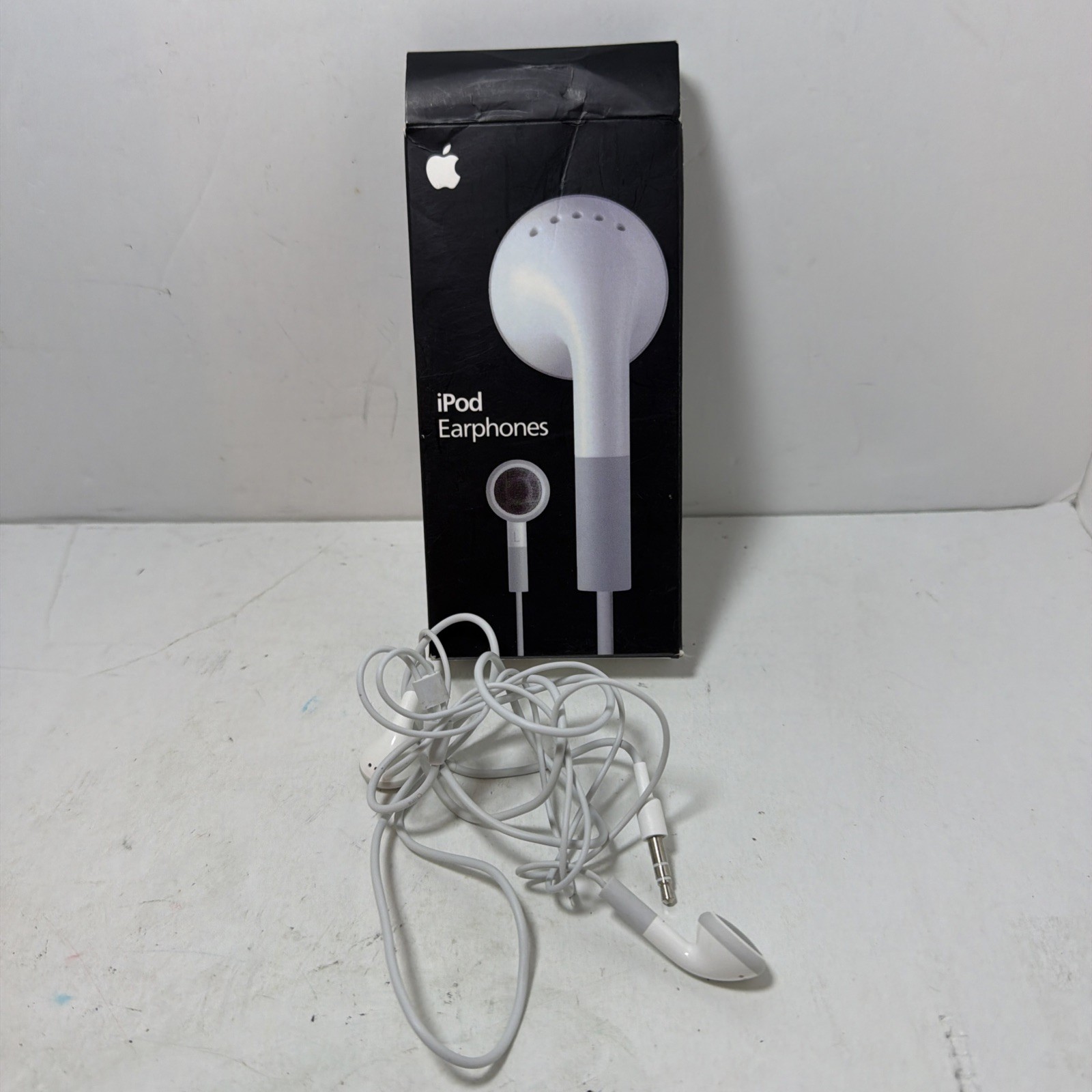 Genuine Apple 3.5mm Wired Stereo Earbud Earphones Headphones – White (MA662CH/A)
