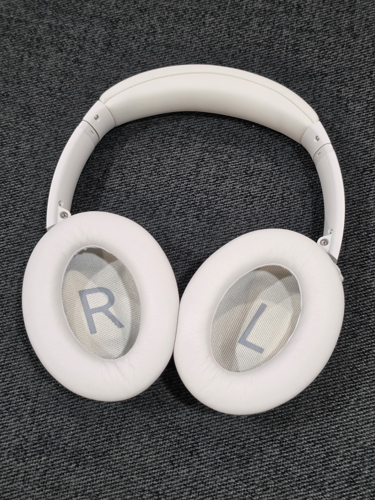 Bose QuietComfort Wireless Over-Ear Headphones – White Smoke