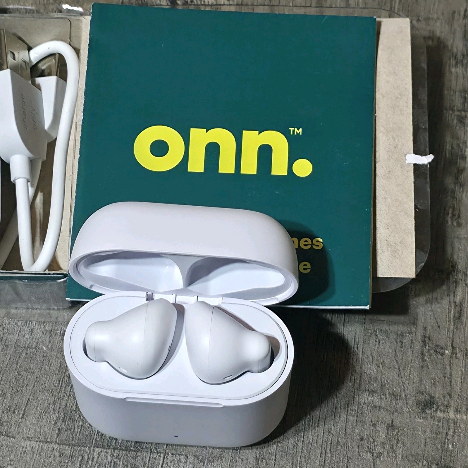 Groove Onn. Wireless Earphones W/Charging Case White IPX4 Splash-Proof