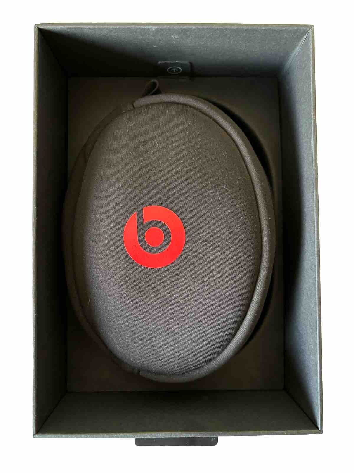 BEATS SOLO2 EARPHONES BLACK AND RED- Excellent Condition slightly Used