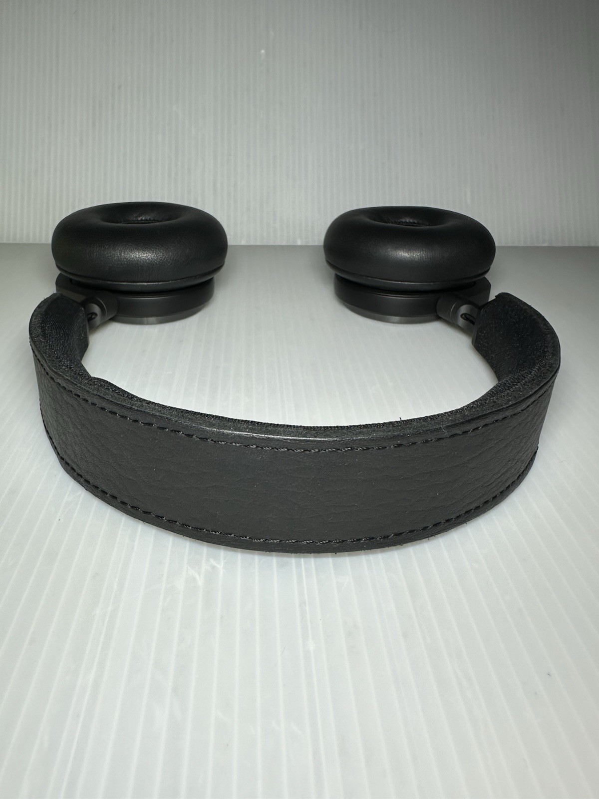 Bang & Olufsen Beoplay H9 Over the Ear Wireless Headphones – Gray/Black Matte