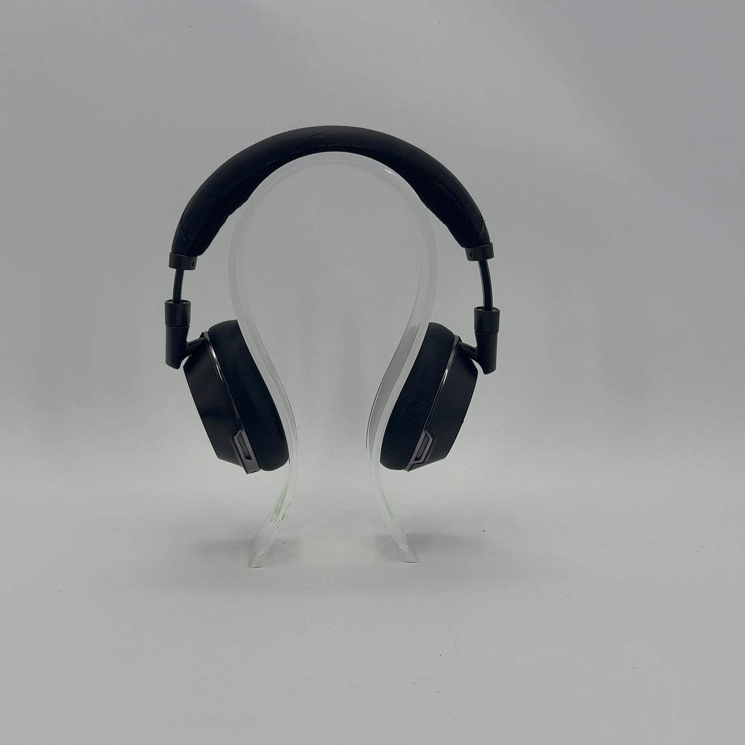 Plantronics B8200 Wireless Over-Ear Bluetooth Headphones Black B00040