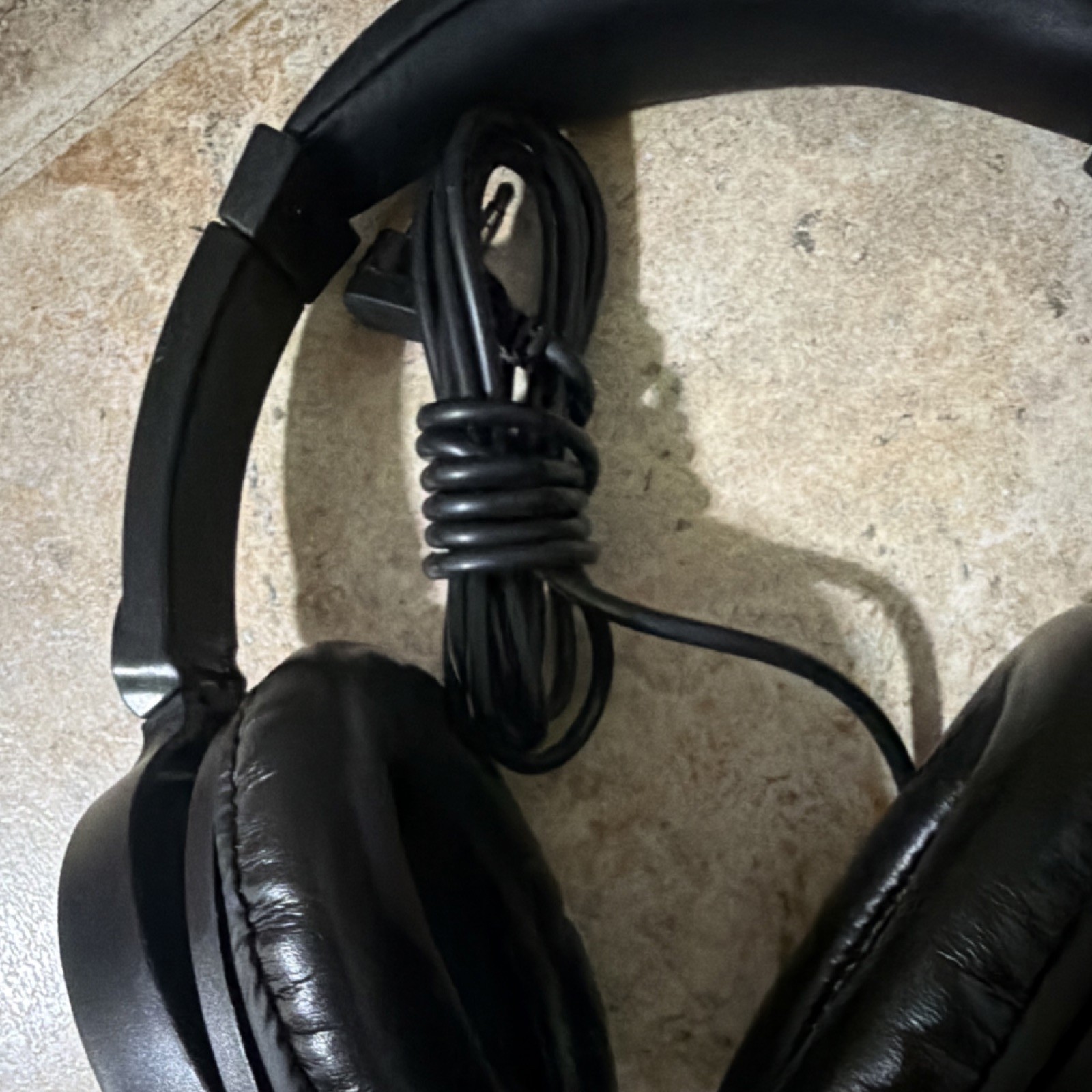 Black Wired Over-Ear Headphones 3.5mm Jack 40mm 32Ω 3ft Adjustable Band