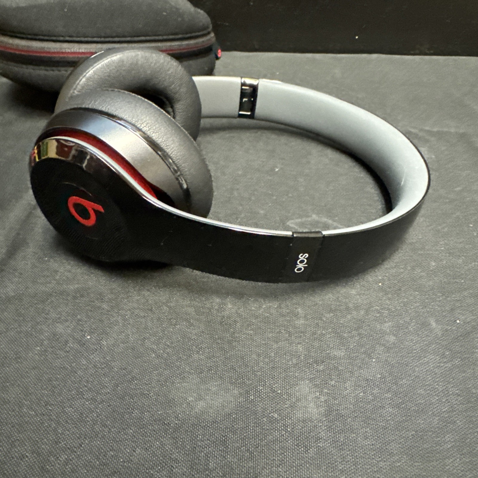 Beats Solo2 Over the Ear Headphones – Black With Wire and Case