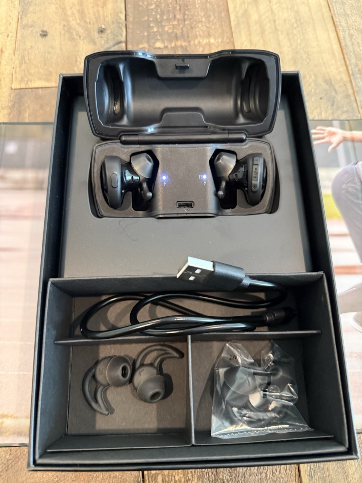 FOR PARTS ONLY Bose Soundsport Free Wireless Comes w/ Box SEE DESCRIPTION