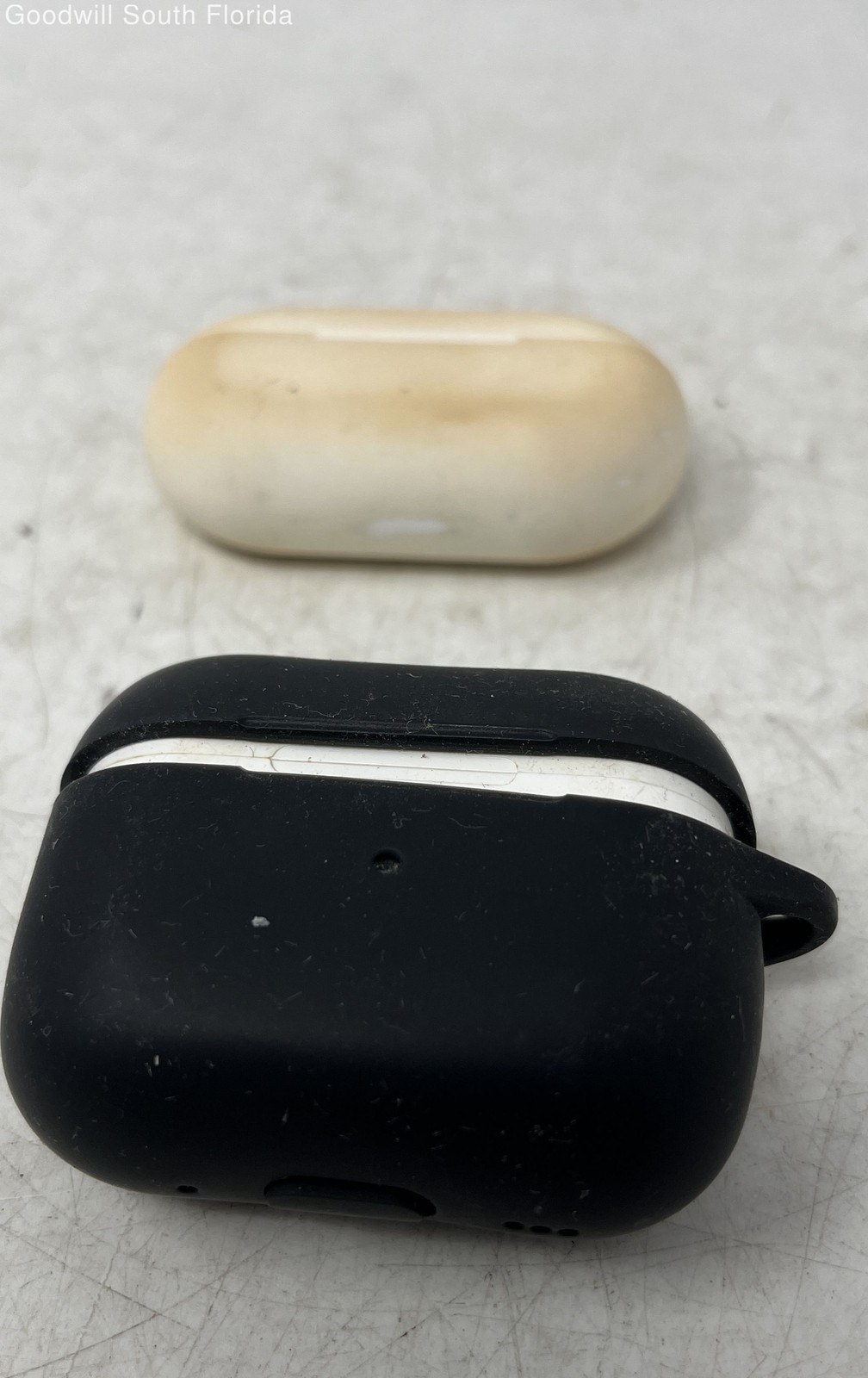 2 Pcs White Black Wireless Bluetooth Headphone With Protective Case Not Tested