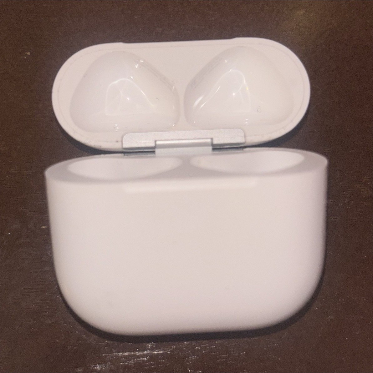 apple airpod 4 standard case slightly used