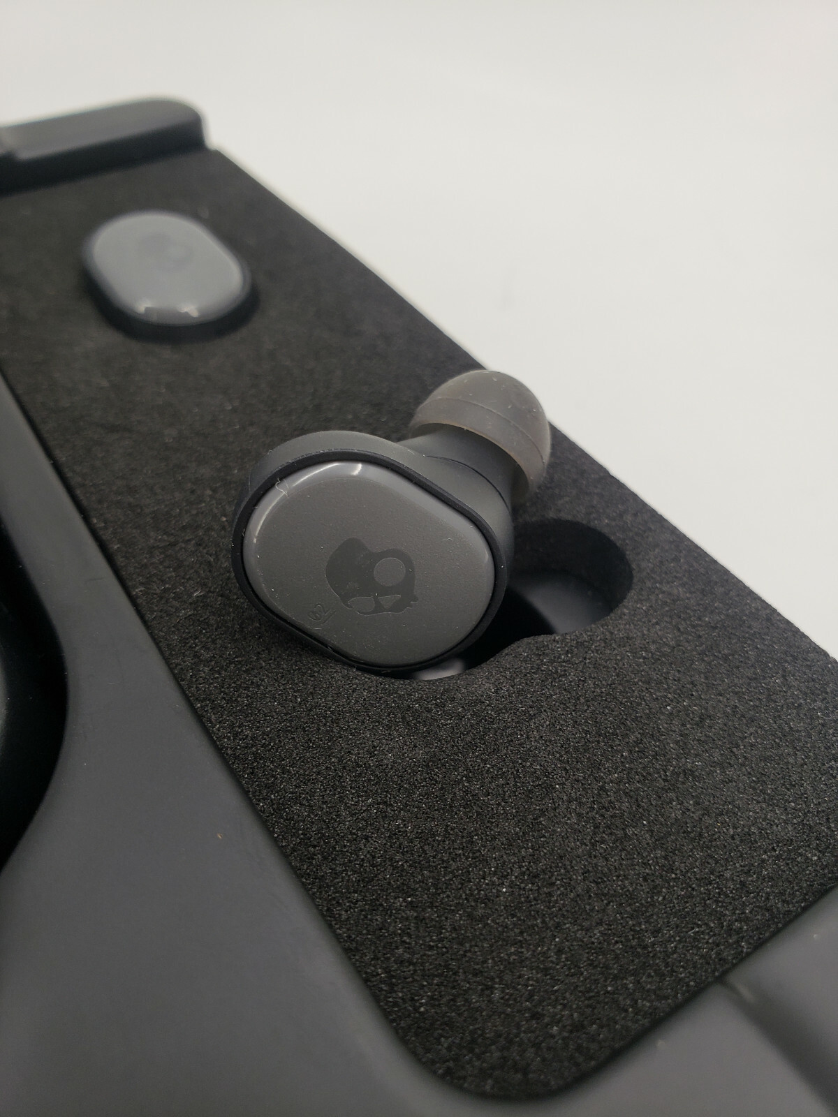 SKULLCANDY TRULY TRUE WIRELESS EARBUDS BLUETOOTH UP TO 10 HOURS OF BATTERY S2TDW
