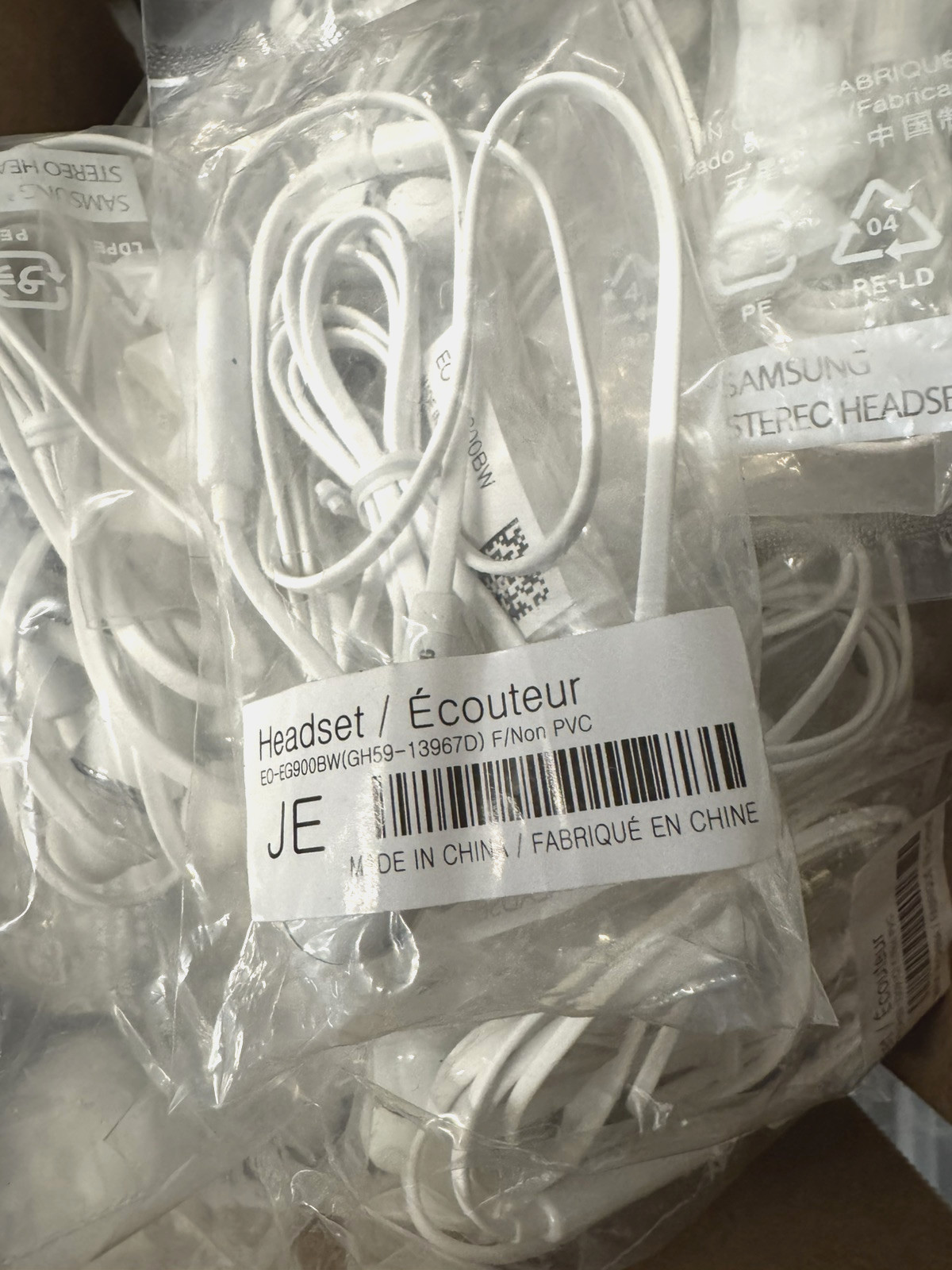 Lot of 10 Authentic New Samsung 3.5mm Headphones with Microphone EO-EG900BW