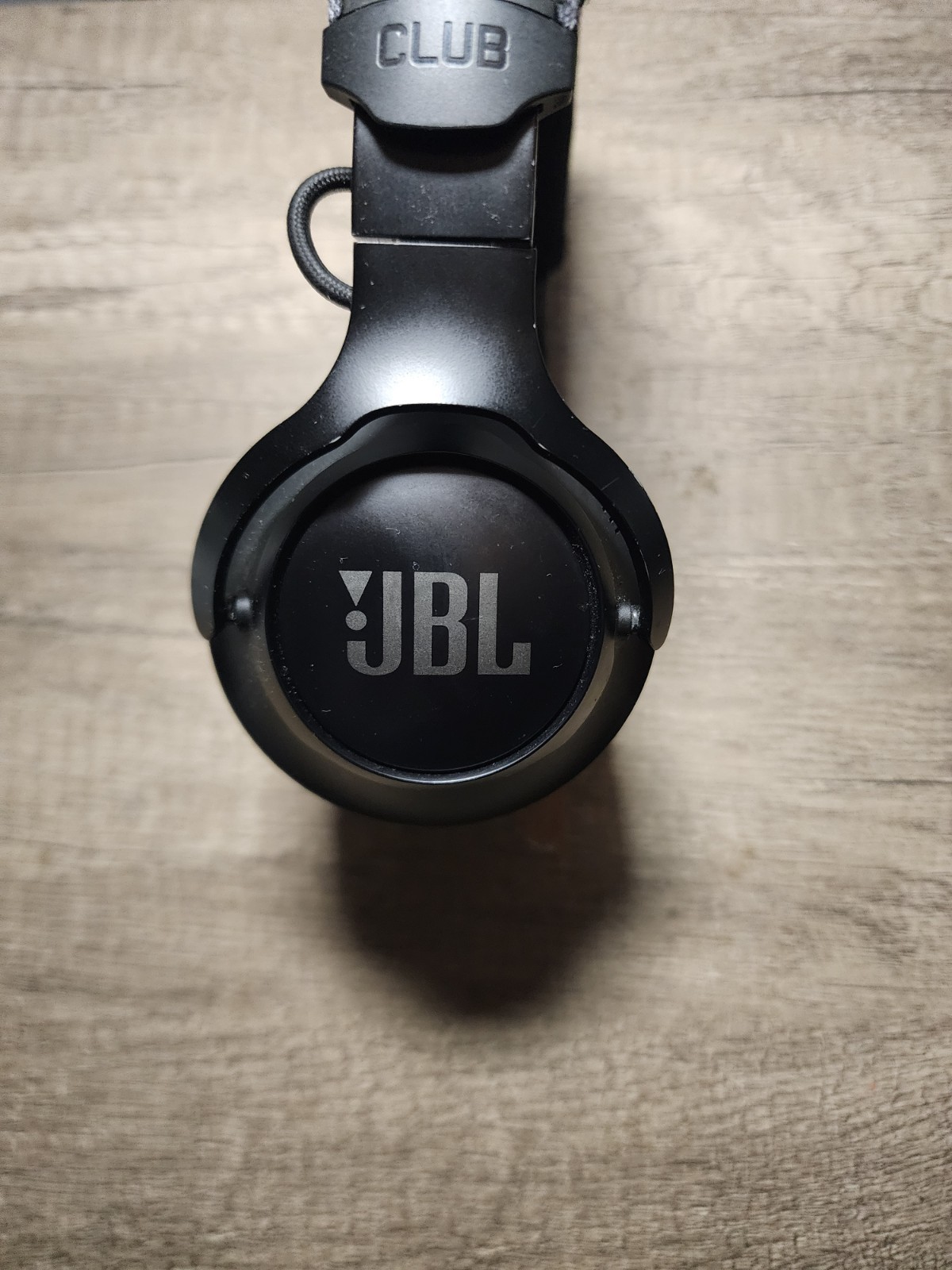 JBL Club 700BT Hi-Res Wireless On-Ear Headphones, produce a Great Sound